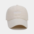 Gros plan sur la broderie PARIS d'une casquette de baseball beige en sergé de coton - Beige
