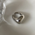 Anillo abierto grueso irregular minimalista en acabado plateado pulido sobre blanco - Superficie lisa irregular biselada / Plateado