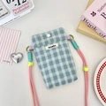 Dettaglio della borsa a tracolla a quadretti con cinturino rosa e etichetta Sozakka - Quadri Lineari Blu Verde