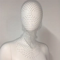 Dettaglio di copricapo a rete bianca con strass scintillanti su testa di manichino - Bianco