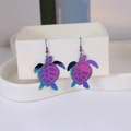 Boucles d'oreilles tortue de mer irisées avec dégradé coloré et détails dorés fins - Tortue Irisée 1