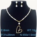 Conjunto de collar y pendientes de corazón y perlas doradas en exhibidor de joyas - Estilo de Perla de Diamantes de Imitación de Corazón Hueco (KS200625-KFC) / Dorado