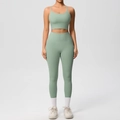 Détail d'un ensemble de yoga vert menthe avec brassière à fines bretelles et leggings - S / Haut Et Bas / Vert Basilic