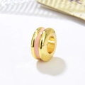 Vista macro di una perla distanziatrice placcata oro 18k con smalto rosa per gioielli - 6*3*3MM / Oro + Rosa