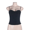 Detailansicht des schwarzen PU-Camisole-Tops mit dekorativen silbernen Metallösen-Elementen - XS / Schwarz