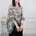 Damen Poncho-Schal mit schwarz-weißem Blumenmuster aus leichtem Chiffon-Gewebe - Oberteile / 110X110CM / Elegante Pfingstrose