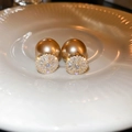 Detalle de pendientes con perlas champán y diamantes radiantes sobre plato cerámico - Perla de Circonita Oro Champán (Aguja de Plata)