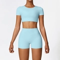 Ensemble de yoga bleu clair moulant avec crop top à manches courtes et short taille haute - S / Haut Et Bas / Bleu Ciel