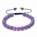 Detail von lila Natursteinperlen und verstellbarer schwarzer Webkordel am handgemachten Armband - Amethyst