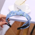 Cerchietto in tessuto blu con nodo e stampa floreale di margherite bianche - Margherita blu annodata
