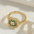 Anillo dorado ajustable con piedra preciosa verde rectangular y circonitas claras - Cruz cuadrada Circón verde / Dorado