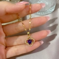 Elegante collana a quadrifoglio in oro con gemma viola e dettagli in zirconi - Stile Quadrifoglio Dorato Con Gemma Viola Sfumata (J119钛钢链条铜吊坠)