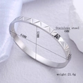 Brazalete minimalista de acero inoxidable en forma de V con grabado geométrico y medidas - Color acero