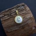 Pendente tondo in madreperla naturale con lettera C dorata su base in legno - Lettera C / 17x20mm