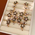 Vintage Ohrringe in Goldoptik mit Blumen-Quasten und Kristallen auf Samt-Schmuckkästchen - Vintage Gold-Grau (S925 Silbernadel)