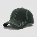 Detalle de gorra infantil verde oscuro con costuras blancas en contraste y efecto desgastado - 54cm (3-8 años) / Verde Oscuro
