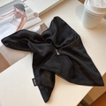 Glanzende zwarte satijnen scrunchie met minimalistisch Hand Made-label voor haar - Oversized / Zwart