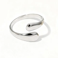 Anillo abierto plateado pulido con un diseño minimalista orgánico en forma de gota - Color Acero