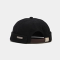 Détail du bonnet docker en coton noir avec sangle en cuir marron et plaque en métal - Réglable / Noir