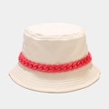 Dettaglio cappello alla pescatora beige con decorazione a catena in plastica rosa acceso - Beige / M（56-58cm）