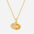 Detalle del colgante de concha con circonitas y perla en una cadena de color oro - Dorado