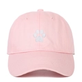 Primer plano de gorra rosa de algodón con bordado detallado de huella de perro blanca - Talla única / Rosa