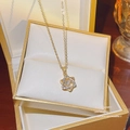 Collana in acciaio al titanio dorato con ciondolo a fiocco di neve e cristalli lucidi - Stile esagramma con zirconia (X011) / Oro