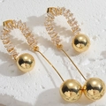 Dettaglio di orecchini a U dorati con zirconi a nappa e perline metalliche lucide - Stile Sfera a U Oro (ES2260) / Orecchini in Zirconia a U Oro 14K-ES2260