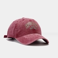 Dettaglio del cappellino da baseball vintage bordeaux in cotone con ricamo Brooklyn - Borgogna