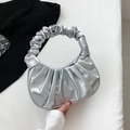 Zilveren metallic halve maan handtas met geplooide textuur en een modern ontwerp - Zilver