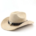 Détail d'un chapeau de cowboy avec bande tressée ethnique et ornement de crâne de buffle - M (56-58cm) / Camel