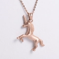 Primer plano detallado del colgante de unicornio en oro rosa con acabado arenado - Oro Rosa (Incluye Cadena De 45cm)