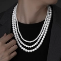 Detailopname van een drielaagse parelketting met gegradueerde kralen op een model - 6mm Parel Ketting 60cm