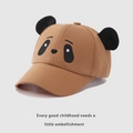 Détail du tissu en sergé de coton marron et du design panda mignon sur la casquette enfant - Enfant / Café