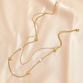 Collar de doble capa dorado con dijes de corazón y perlas blancas en seda champán - Estilo de Corazón de Perlas