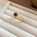 Vista detallada de anillo vintage dorado con perla ojo de tigre y barra de metal lisa - Anillo N.° 18 - Dorado - Marrón