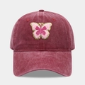 Détail d'une casquette bordeaux avec broderie papillon rose et paillettes dorées - Réglable / Bordeaux