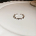 Detail van een zilveren dubbellaagse ring met vierkante zirkoon op wit plateau - 56# Ring-Zilver