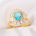 Vista macro de anillo ajustable con cristal azul ovalado y pétalos de circonita - Estilo Halo de Piedra Principal Azul Cielo Ovalado (Estilo 3)