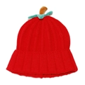 Dettaglio del cappello di maglia rosso a zucca con gambo marrone e foglie verdi - M (56-58cm) / Rosso