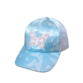 Detailansicht der hellblauen Satin-Basecap mit Pailletten-Schmetterlingsstickerei - 52-56CM / Blau