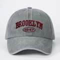 Dettaglio del cappello in cotone grigio lavato con ricamo rosso Brooklyn 1947 in rilievo - Taglia unica / Grigio