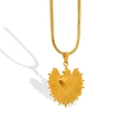 Dettaglio della collana cuore sacro dorato con raggi solari su catena a serpente - Collana Sacro Cuore / Oro