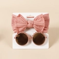 Dettaglio fascia per neonati rosa con fiocco e occhiali da sole con fiori applicati - 14*14cm / Rosa Antico