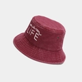 Dettaglio del ricamo bianco mom LIFE sul cappello pescatore vintage bordeaux lavato - Borgogna