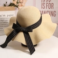 Beigefarbener Strohhut mit breiter Krempe und schwarz-weiß gestreifter Schleife für Sommer - M (56-58cm) / Beige mit schwarzem Band