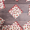 Serviettes à cocktail à motif fraise rouge et bords festonnés sur fond en bois - Fraise Rouge