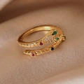 Makroaufnahme des Gold Schlangenrings mit grünen und weißen Zirkonia auf Seide - Einstellbar Offen / 7# Grüne Zirkon-Schlange (Champagner-Gold)