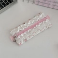 Trousse à crayons florale avec dentelle blanche et motifs fraises sur tissu beige - Pâtisserie à Dentelle