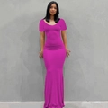 Vista frontal de un vestido largo ajustado rojo rosa con cuello redondo y manga corta - XS / Superior (Manga corta) / Rosa rojo